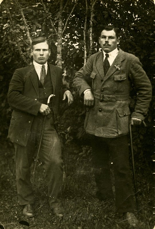 KKE 3986.jpg - Od lewej: pierwszy Wiktor Kluk - dziadek, drugi Mieczysław Kluk(?), lata 20 XX wieku.